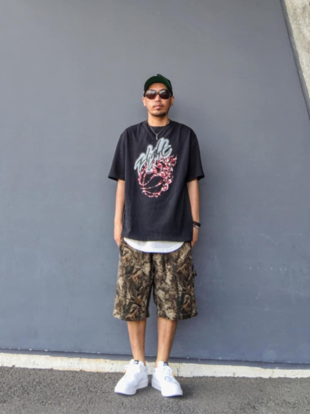 ブラック系のTシャツ/カットソー、ホワイト系のタンクトップ、ブラウン系のその他パンツを着用したメンズの夏コーディネートの1枚目の写真