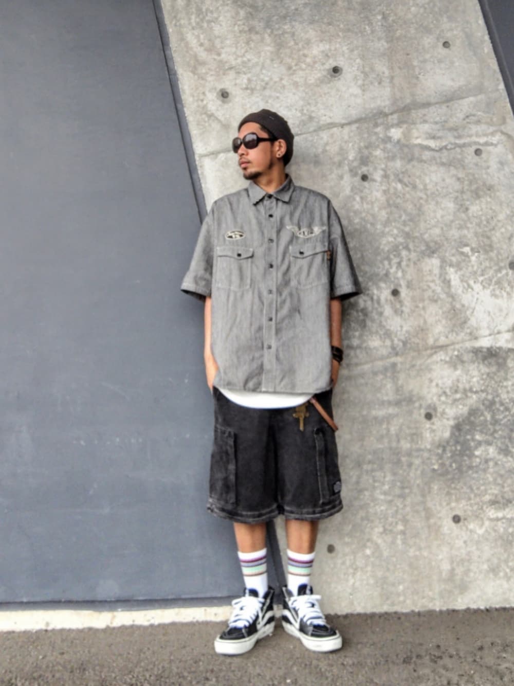 グレー系のシャツ/ブラウス、ブラック系のその他パンツ、ブラック系のスニーカーを着用したメンズの夏コーディネートの1枚目の写真