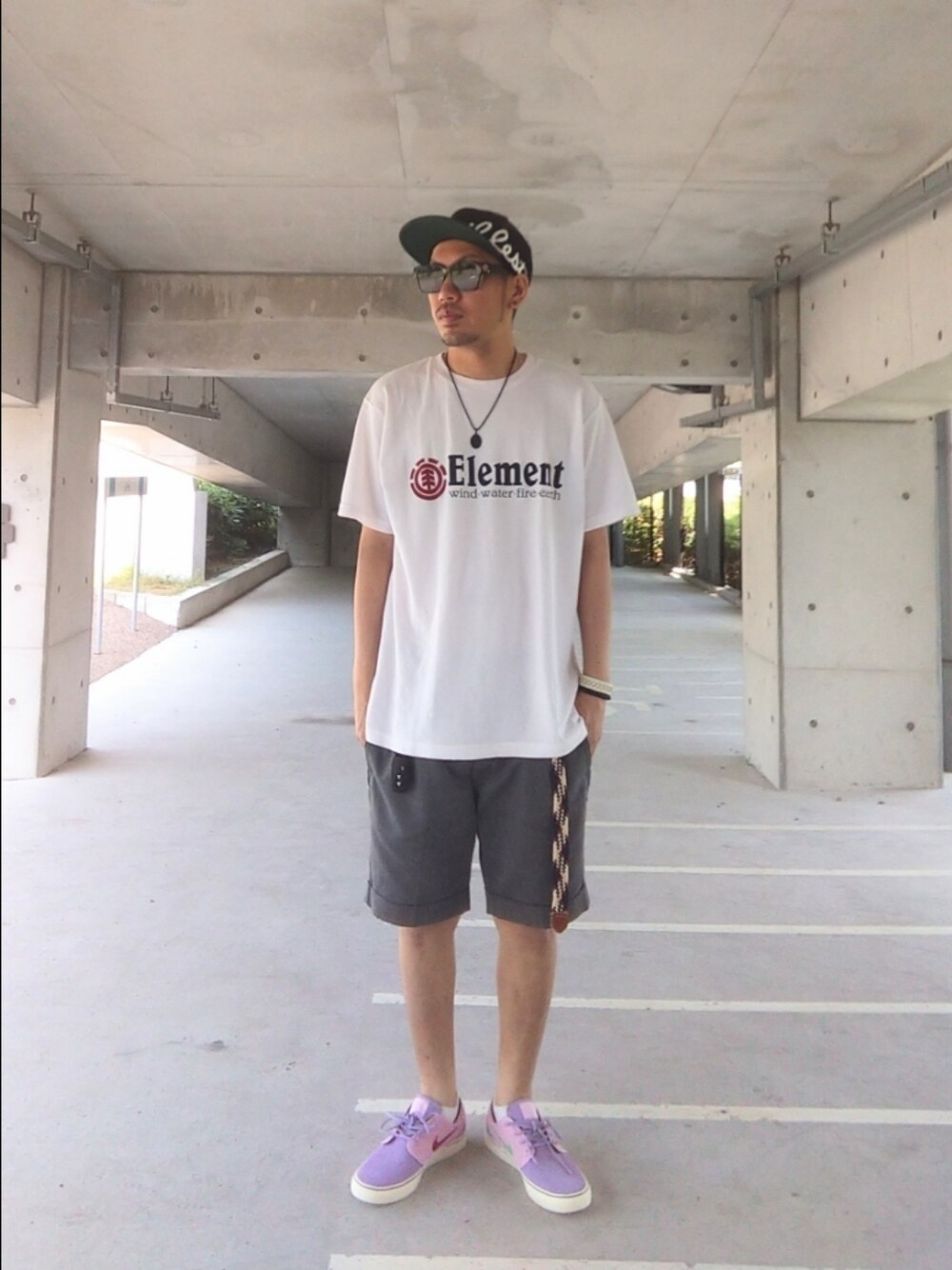 パープル系のスニーカー、グレー系のその他パンツ、ピンク系のTシャツ/カットソーを着用したメンズの夏コーディネートの1枚目の写真