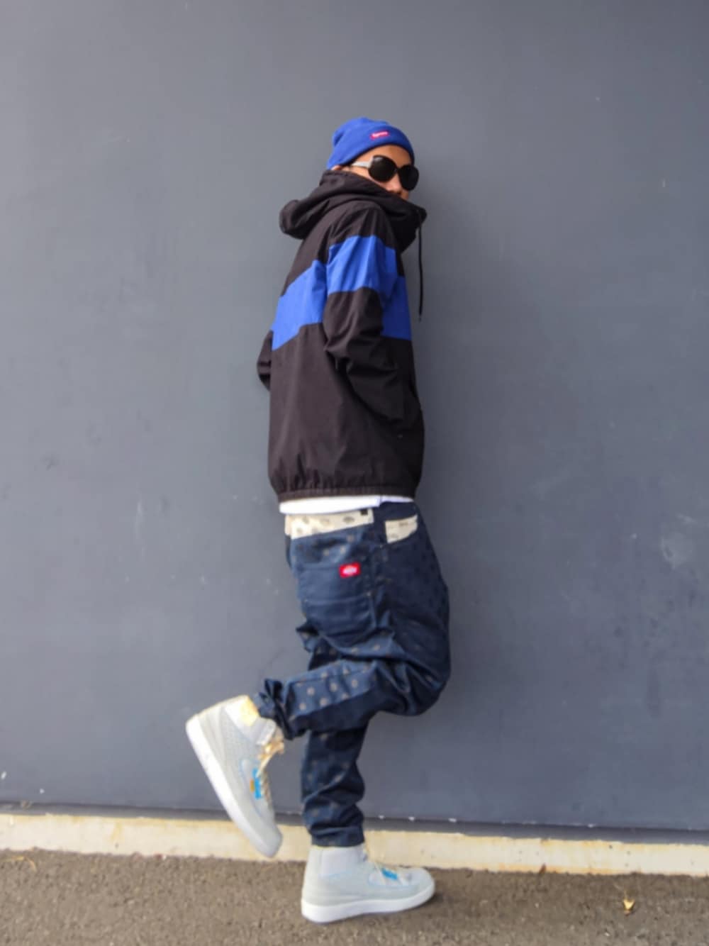 ブラック系のその他アウター、ブルー系のその他パンツ、グレー系のスニーカーを着用したメンズの冬コーディネートの1枚目の写真