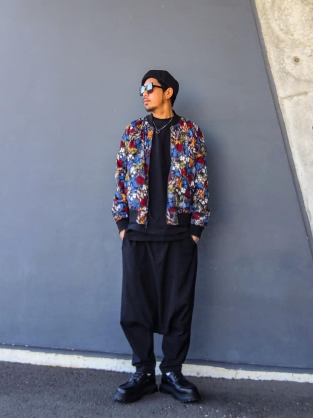 その他のMA-1、ブラック系のTシャツ/カットソー、ブラック系のTシャツ/カットソーを着用したメンズの冬コーディネートの1枚目の写真