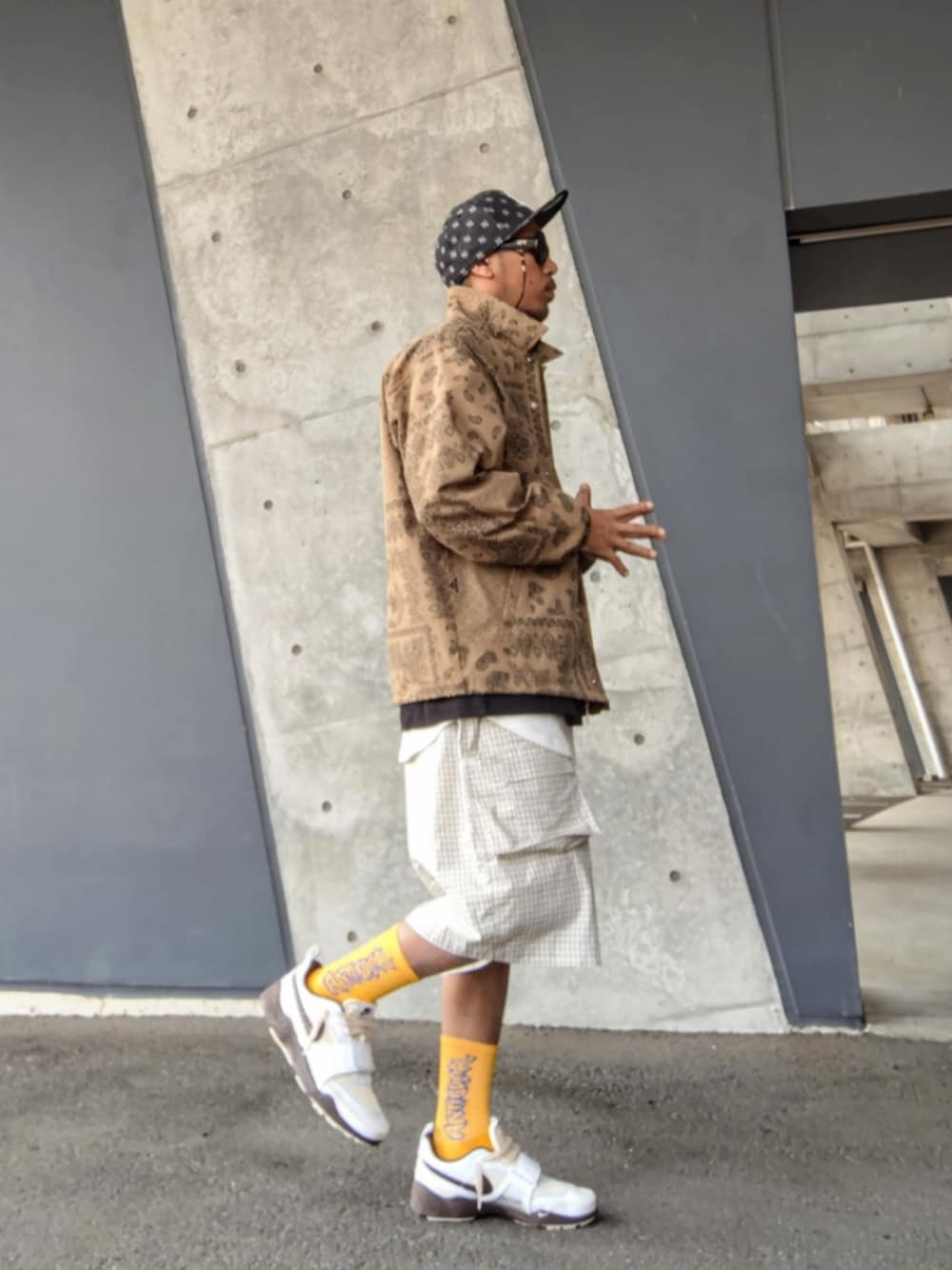 ベージュ系のジャケット/アウター、ブラック系のスウェット、ホワイト系のパンツを着用したメンズの春コーディネートの1枚目の写真