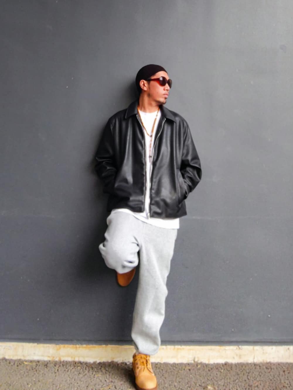 ブラック系のジャケット/アウター、ホワイト系のTシャツ/カットソー、グレー系のスウェットパンツを着用したメンズの秋コーディネートの1枚目の写真