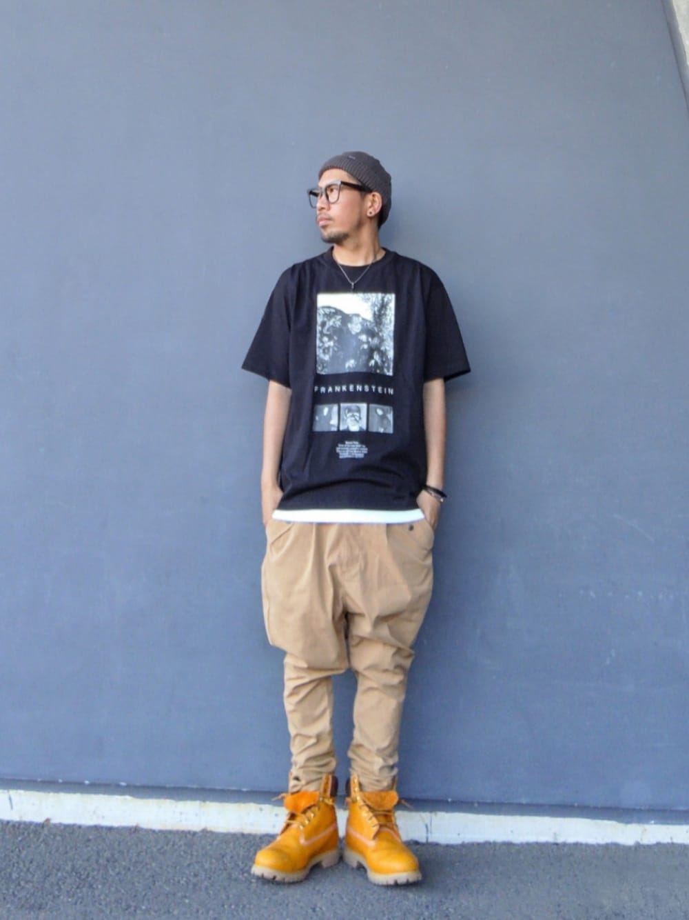 ブラック系のTシャツ/カットソー、ホワイト系のタンクトップ、ベージュ系のその他パンツを着用したメンズの夏コーディネートの1枚目の写真
