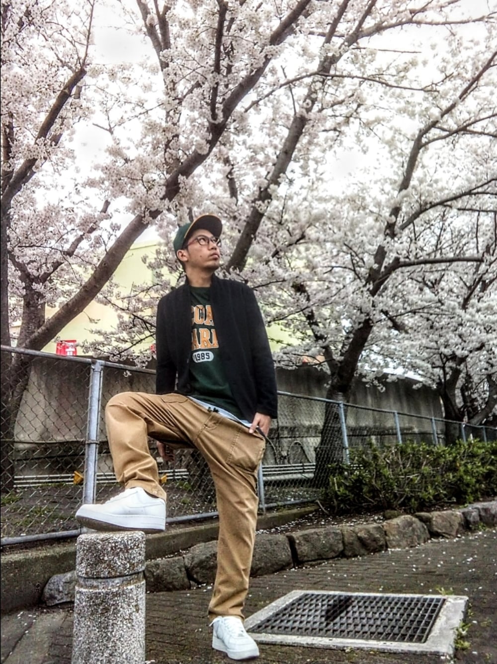 「スニーカー、NEW ERA、アスレチックス、ウィゴー(WEGO)、緑、EDWIN、メガネ男子、ジャケット、春コーデ、エアフォースワン、桜、ストリート、お出かけコーデ、レイヤードスタイル」｜「NEW ERAのニューエラ キャップMLB 59FIFTY ONSPOTZ別注（キャップ、グリーン系）」を使った、hasshi(ハッシー)さん（メンズ・172cm）の春コーディネートの1枚目の写真