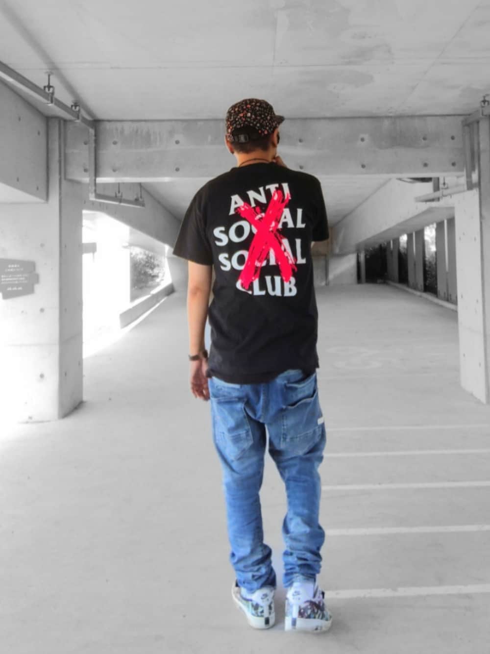 ブラック系のTシャツ/カットソー、ブルー系のデニムパンツ、ホワイト系のスニーカーを着用したメンズの夏コーディネートの1枚目の写真