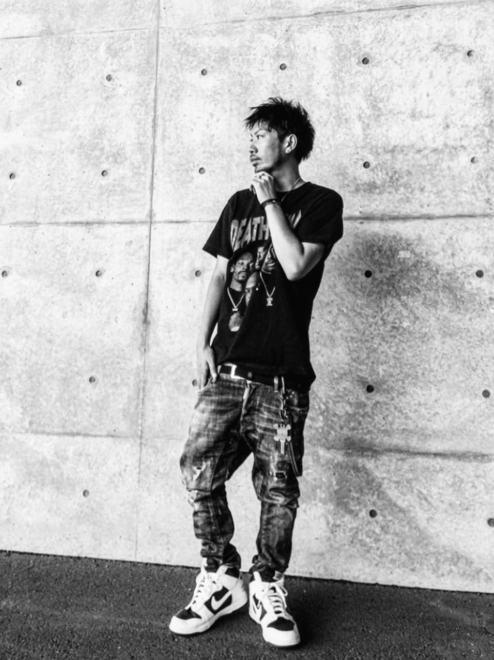 ブラック系のTシャツ/カットソー、ブルー系のデニムパンツ、ホワイト系のスニーカーを着用したメンズの秋コーディネートの1枚目の写真