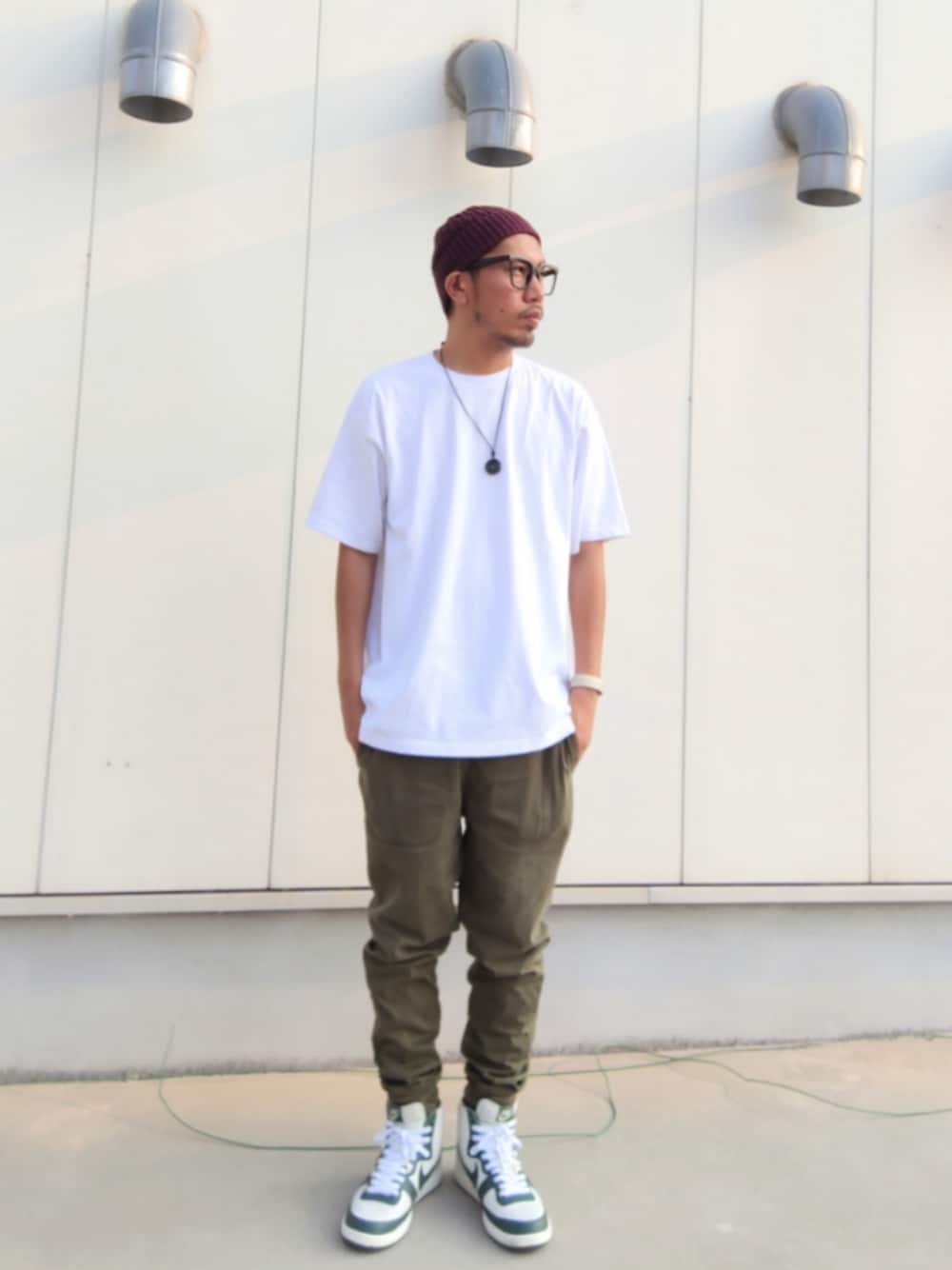 ホワイト系のTシャツ/カットソー、グリーン系のその他パンツ、ホワイト系のスニーカーを着用したメンズの夏コーディネートの1枚目の写真