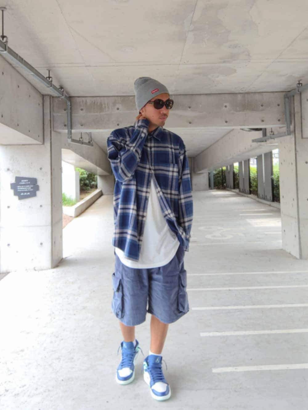 ブルー系のシャツ/ブラウス、ホワイト系のタンクトップ、ブルー系のその他パンツを着用したメンズの秋コーディネートの1枚目の写真