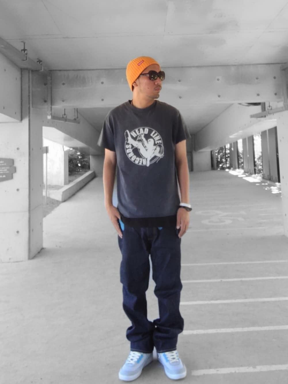 ブラック系のタンクトップ、ブルー系のデニムパンツ、グレー系のスニーカーを着用したメンズの夏コーディネートの1枚目の写真