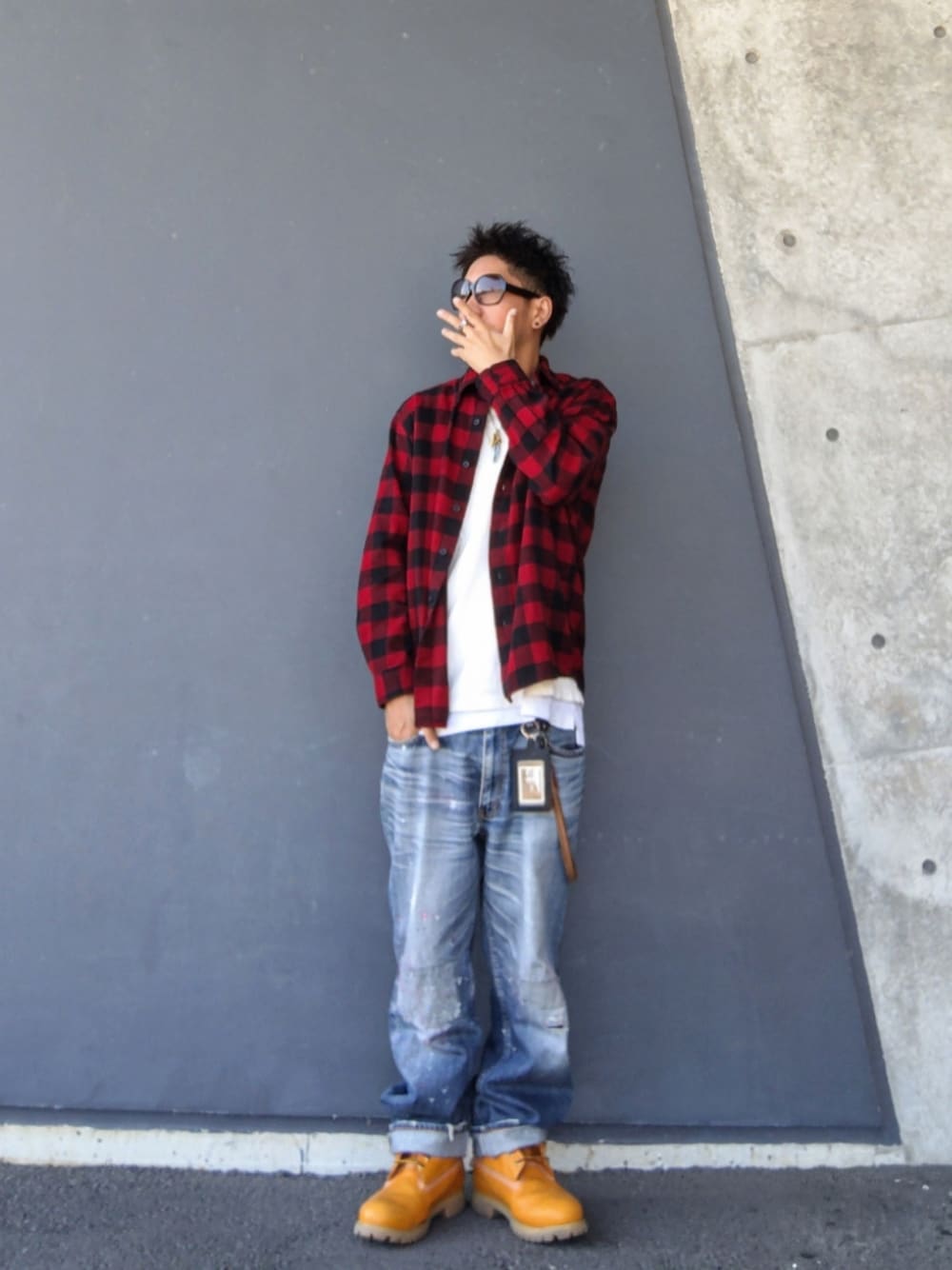 レッド系のシャツ/ブラウス、ホワイト系のTシャツ/カットソー、ホワイト系のタンクトップを着用したメンズの秋コーディネートの1枚目の写真