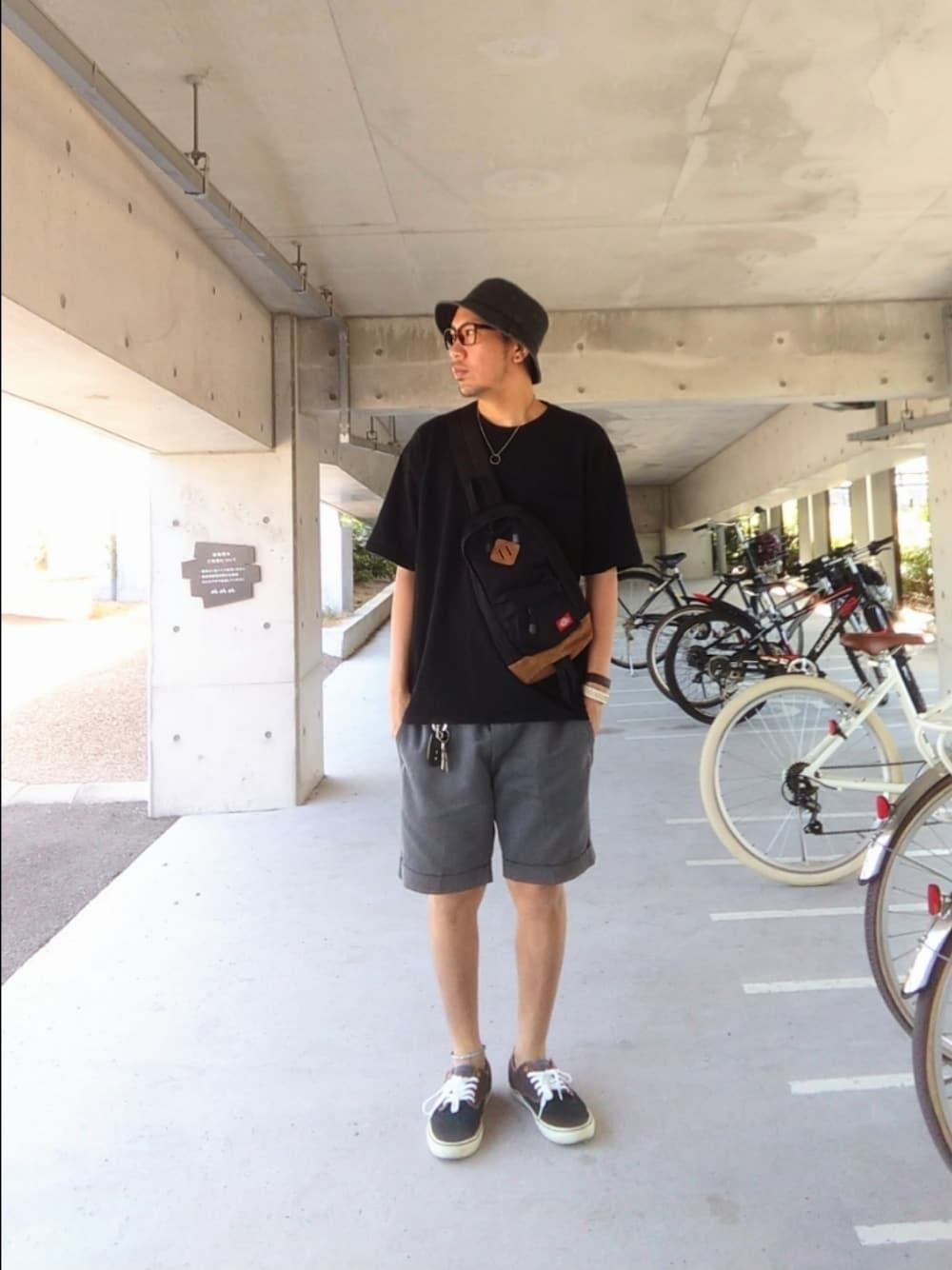 「スケータースタイル、ストリート、emerica、アンクレット、Dickies、ボディバッグ、ニューハッタン、ハーフパンツ、バケハ、アツいコーデ全部見せ、夏コーデ、メガネ男子、UNIQLO」｜「newhattanのnewhattan(ニューハッタン) / ウォッシュド デニム バケットハット（ハット、ブラック系）」を使った、hasshi(ハッシー)さん（メンズ・172cm）の夏コーディネートの1枚目の写真