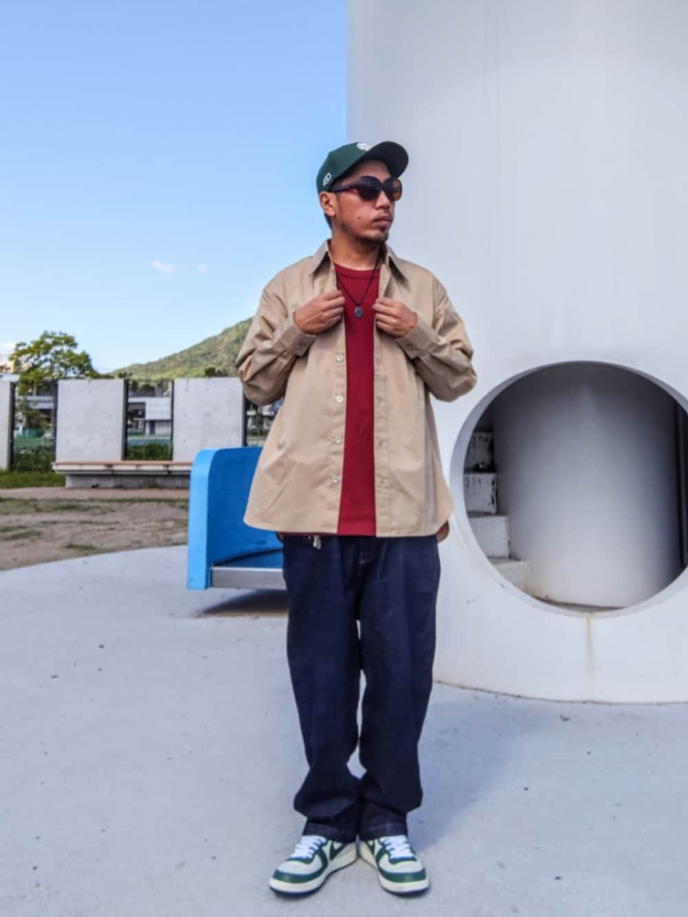 ベージュ系のシャツ/ブラウス、ブラウン系のTシャツ/カットソー、ブルー系のデニムパンツを着用したメンズの秋コーディネートの1枚目の写真