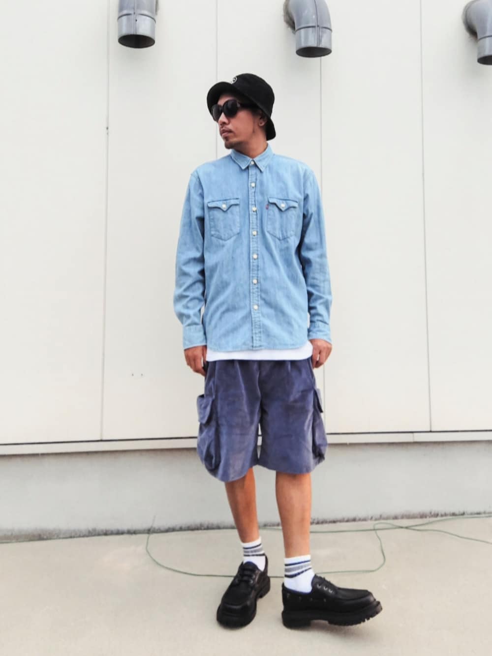 ブルー系のシャツ/ブラウス、ホワイト系のタンクトップ、ブルー系のその他パンツを着用したメンズの秋コーディネートの1枚目の写真