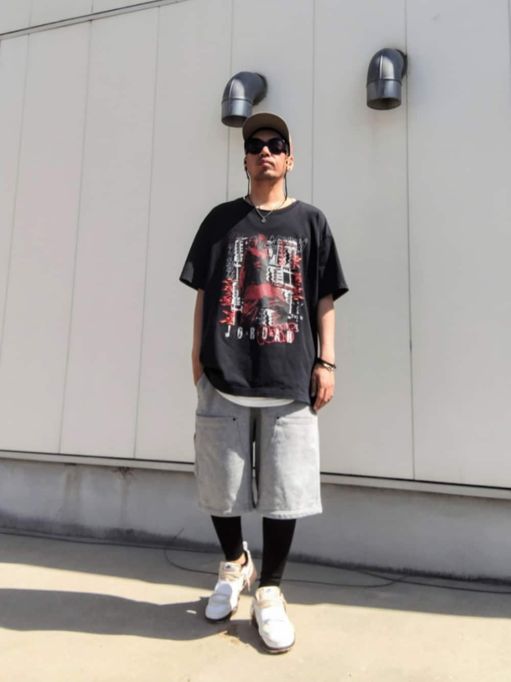 ブラック系のTシャツ/カットソー、ホワイト系のタンクトップ、グレー系のその他パンツを着用したメンズの春コーディネートの1枚目の写真