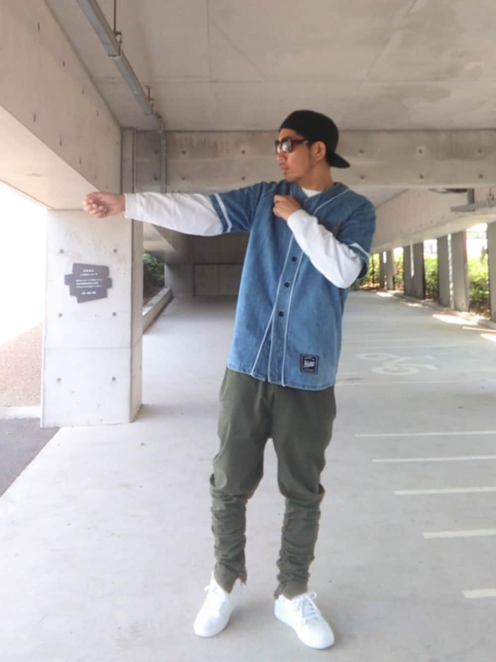 「ストリート、ベースボールシャツ、ベースボールキャップ、NEW ERA、キャップ後ろかぶり、H&M、レイヤード、デニム、Jordan、NIKE、イチロー、サングラス、最近のいい感じコーデ、MOBB」｜「NEW ERAのアイテム（キャップ、ブラック系）」を使った、hasshi(ハッシー)さん（メンズ・172cm）の春コーディネートの1枚目の写真