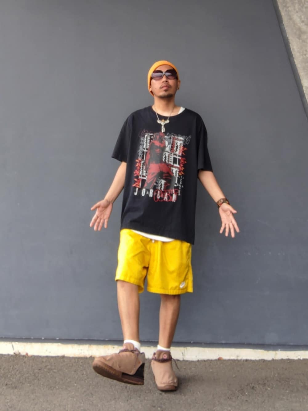 ブラック系のTシャツ/カットソー、イエロー系のその他パンツ、ブラウン系のスニーカーを着用したメンズの夏コーディネートの1枚目の写真