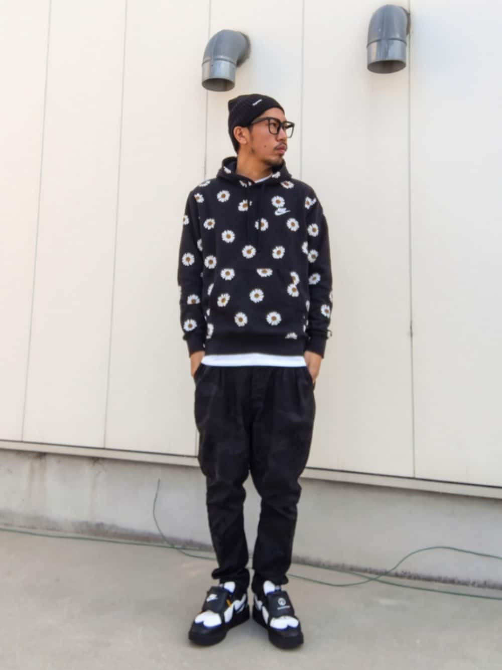 ブラック系のパーカー、ホワイト系のTシャツ/カットソー、ブラック系のパンツを着用したメンズの冬コーディネートの1枚目の写真