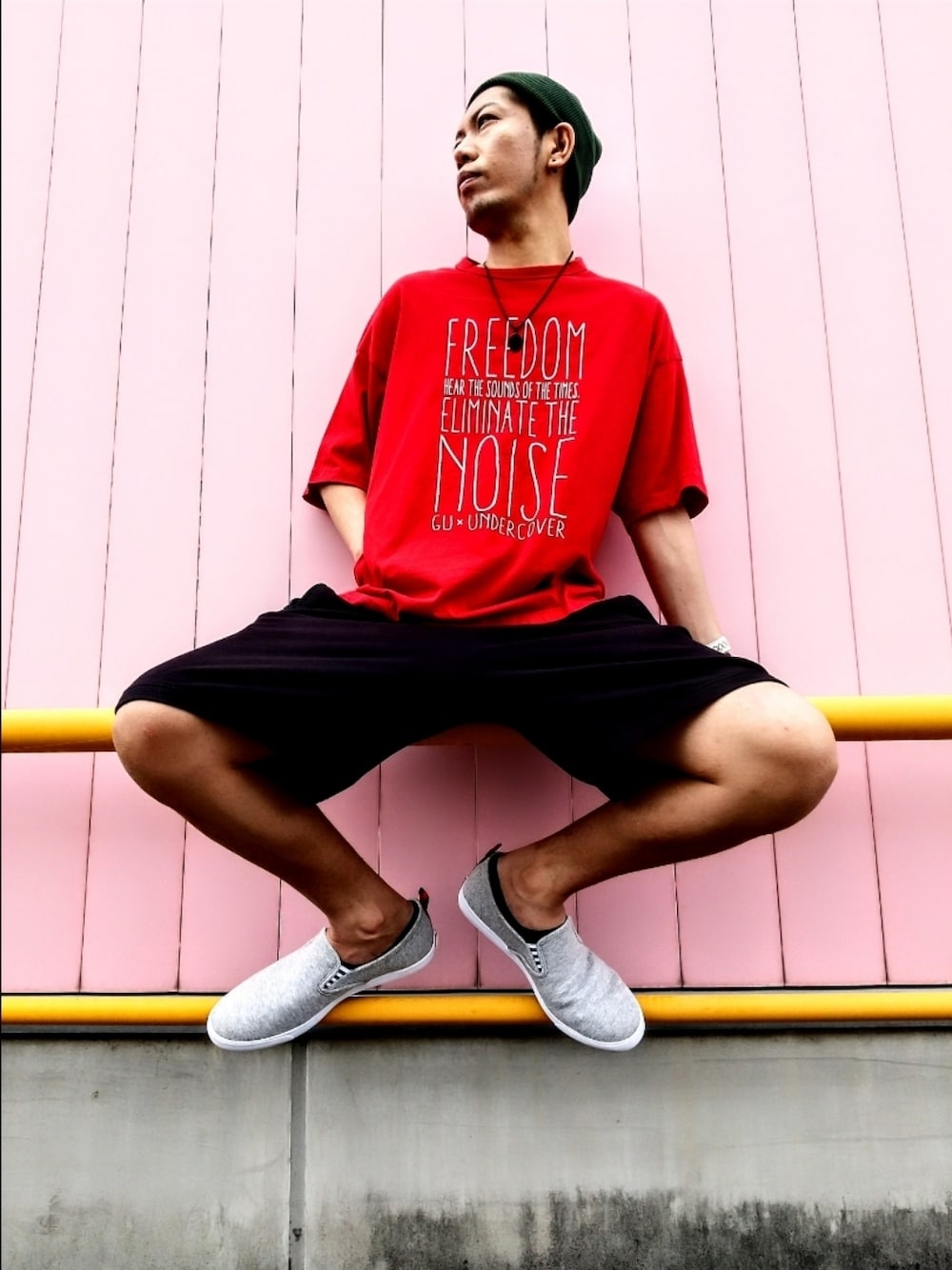 レッド系のTシャツ/カットソー、ブラック系のその他パンツ、グレー系のスニーカーを着用したメンズの夏コーディネートの1枚目の写真