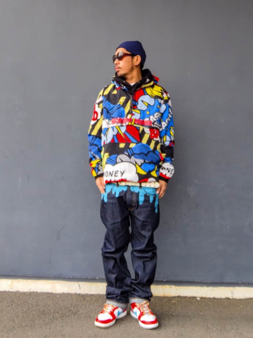 その他のナイロンジャケット、ブラック系のパーカー、ブルー系のデニムパンツを着用したメンズの冬コーディネートの1枚目の写真