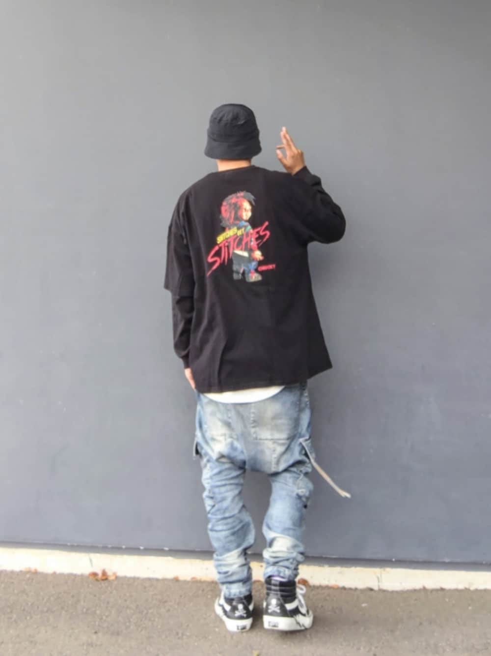 ブラック系のTシャツ/カットソー、ブラック系のTシャツ/カットソー、ブルー系のデニムパンツを着用したメンズの春コーディネートの1枚目の写真