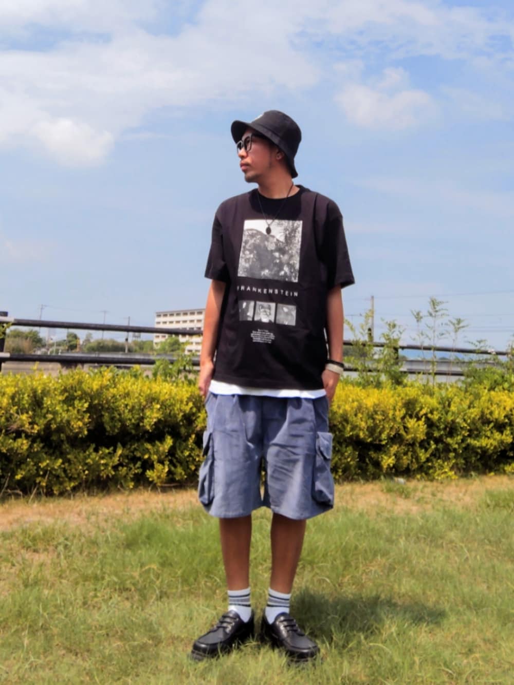 ブラック系のTシャツ/カットソー、ホワイト系のタンクトップ、ブルー系のその他パンツを着用したメンズの夏コーディネートの1枚目の写真