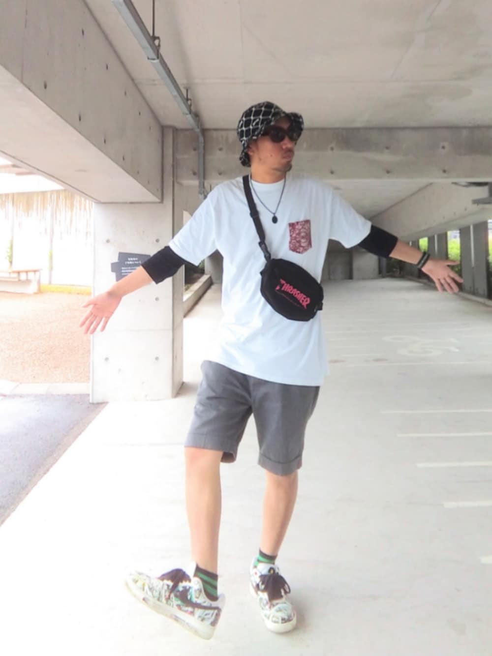 「ストリート、スケータースタイル、THRASHER、バケットハット、NEW ERA、レイヤードスタイル、ボディバッグ、Dickies、DAISO、靴下オタク、ピースマイナスワン、NIKE、エアフォースワン、白Tシャツ、ハーフパンツ」｜「THRASHER×NEW ERAのアイテム（ハット、ブラック系）」を使った、hasshi(ハッシー)さん（骨格ナチュラル・メンズ・172cm）の夏コーディネートの1枚目の写真
