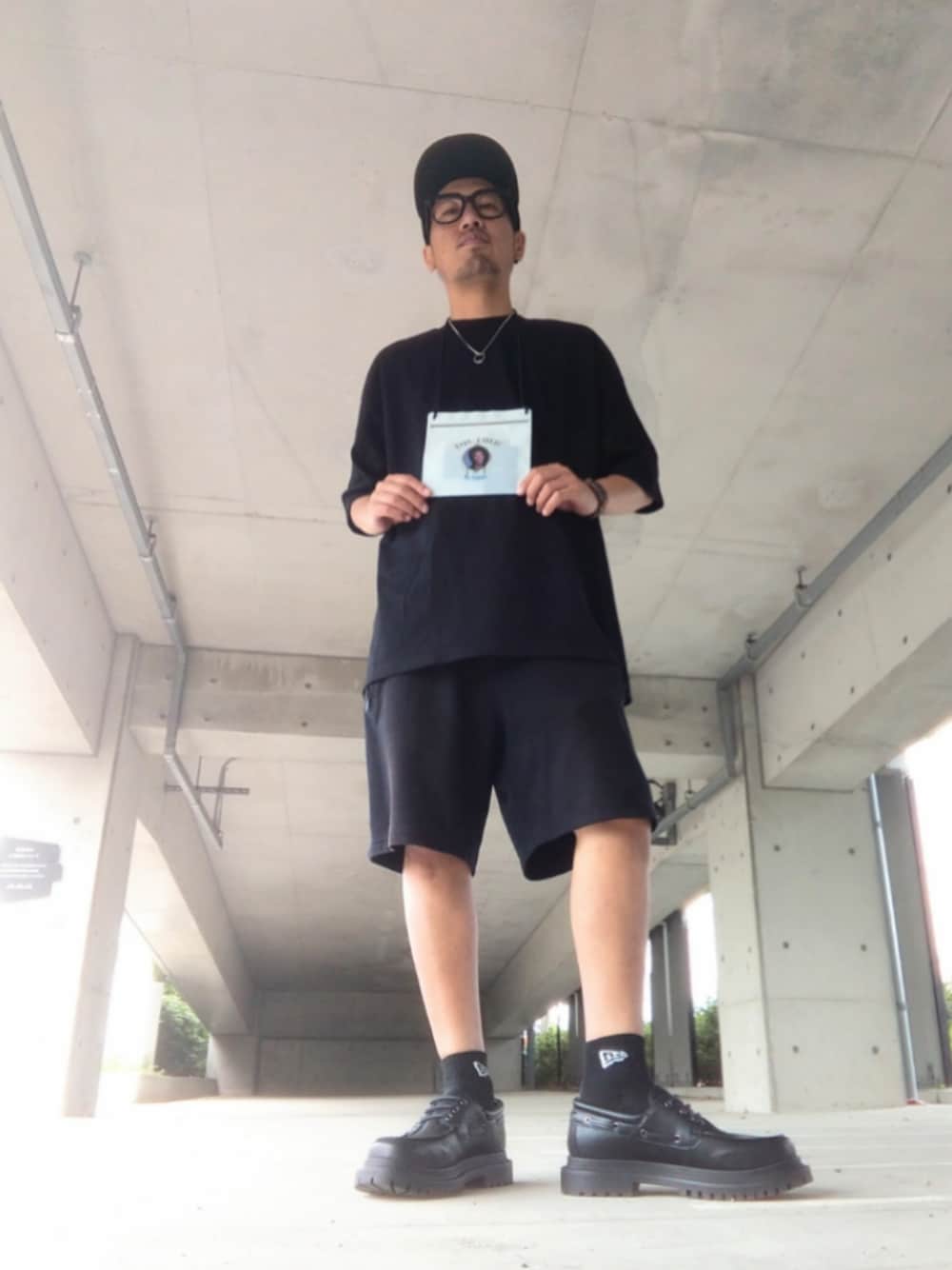 「UG、デッキシューズ、NEW ERA、dr.dre、H&M、靴下オタク、メガネ男子、ポーチ、ストリート、やっぱり帽子が好き、黒Tシャツ、PROCLUB、ブラック、伊達メガネ、APPLEBUM」｜「NEW ERAのアイテム（キャップ、ブラック系）」を使った、hasshi(ハッシー)さん（メンズ・172cm）の春コーディネートの1枚目の写真
