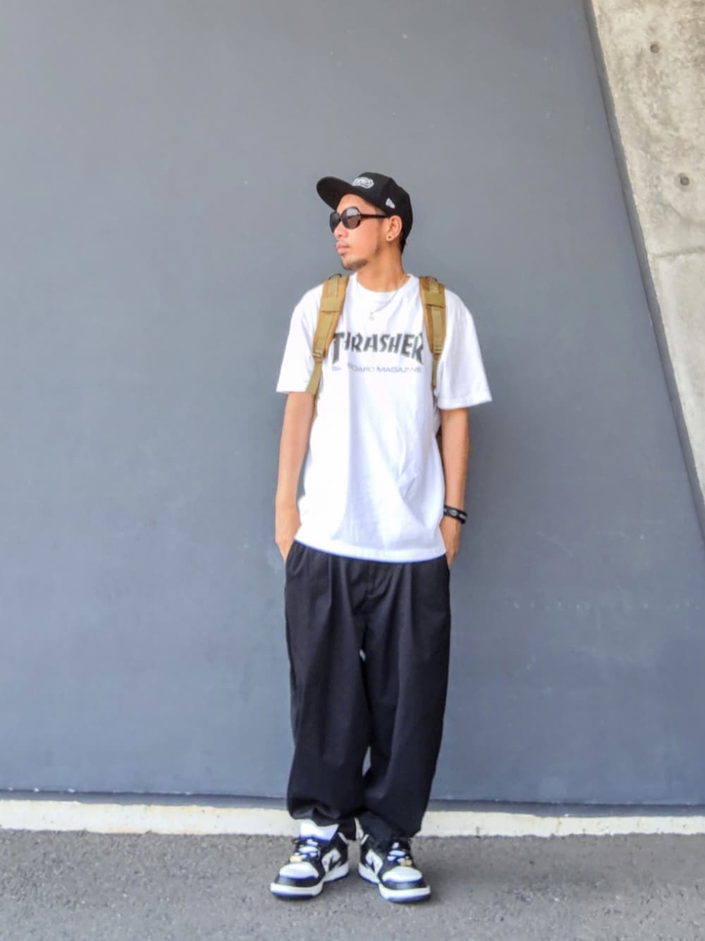 ホワイト系のTシャツ/カットソー、グリーン系のバックパック/リュック、ブラック系のその他パンツを着用したメンズの夏コーディネートの1枚目の写真