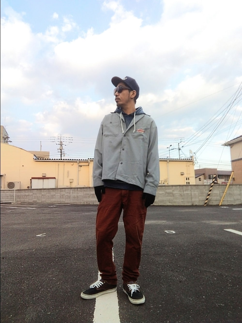 「秋冬コーデ、メンズコーデ、サングラス、VANS、バックナンバー、ワークシャツ、デニムパーカー、UNIQLO、ブラウン、emerica、手袋、ワークストリート、スケータースタイル」｜「VANSのVANS スナップバックキャップ（キャップ、ブルー系）」を使った、hasshi(ハッシー)さん（メンズ・172cm）の冬コーディネートの1枚目の写真