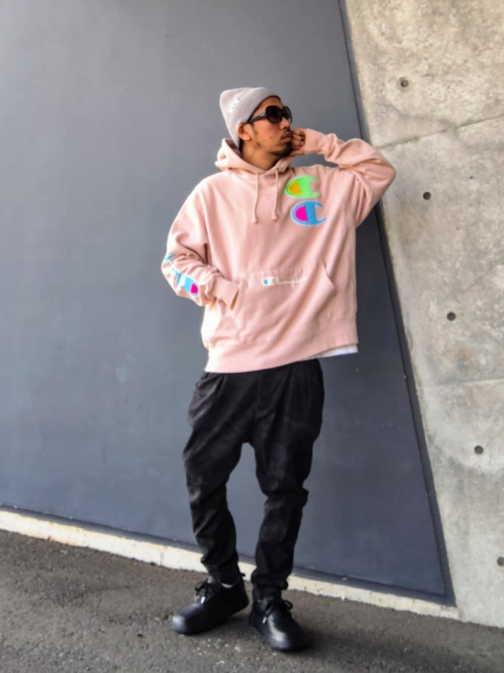 ピンク系のパーカー、ホワイト系のTシャツ/カットソー、ブラック系のパンツを着用したメンズの冬コーディネートの1枚目の写真