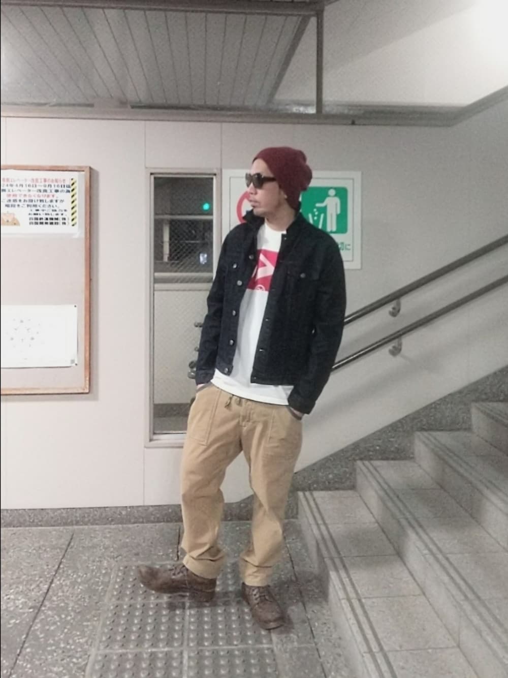 ブルー系のデニムジャケット、ホワイト系のTシャツ/カットソー、ブラウン系のその他パンツを着用したメンズの春コーディネートの1枚目の写真