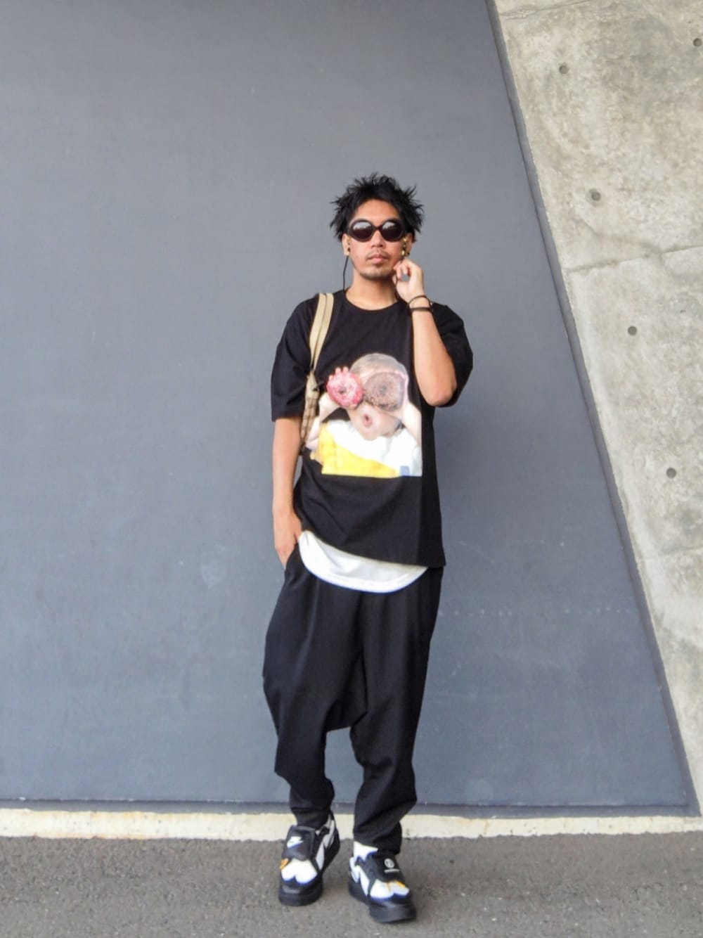 ブラック系のTシャツ/カットソー、ホワイト系のタンクトップ、ベージュ系のトートバッグを着用したメンズの夏コーディネートの1枚目の写真