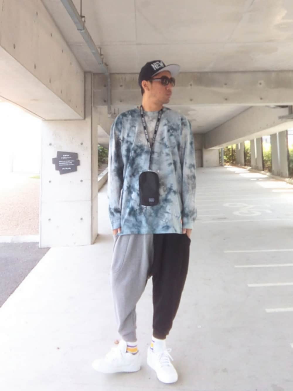 「ストリート、430、NEW ERA、relation、スウェットパンツ、Jordan、ネックストラップ、春めき満開コーデ、靴下オタク、サングラス、NIKE、キモ撮り」｜「NEW ERAのアイテム（キャップ、ブルー系）」を使った、hasshi(ハッシー)さん（メンズ・172cm）の春コーディネートの1枚目の写真