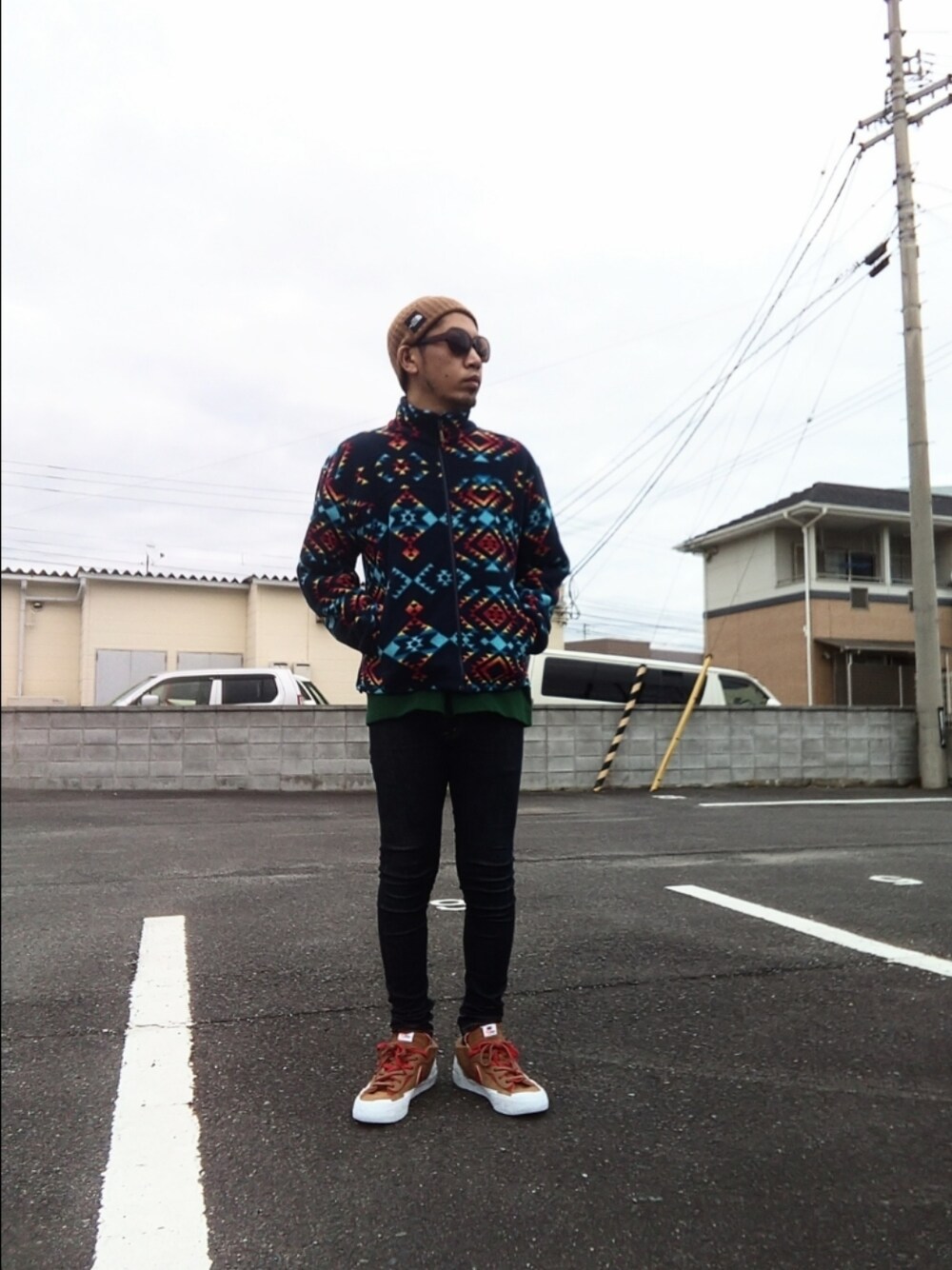 「Columbia、フリースジャケット、ユニクロ、リドム、スキニーデニム、sacai、NIKE、ノースフェイス、ニット帽、ブレーザー、サングラス、アースカラー、ブラウン、アウトドアストリート、アポロブラザーズ&シスターズ2024」｜「NIKE×sacaiのアイテム（スニーカー、ブラウン系）」を使った、hasshi(ハッシー)さん（メンズ・172cm）の冬コーディネートの1枚目の写真