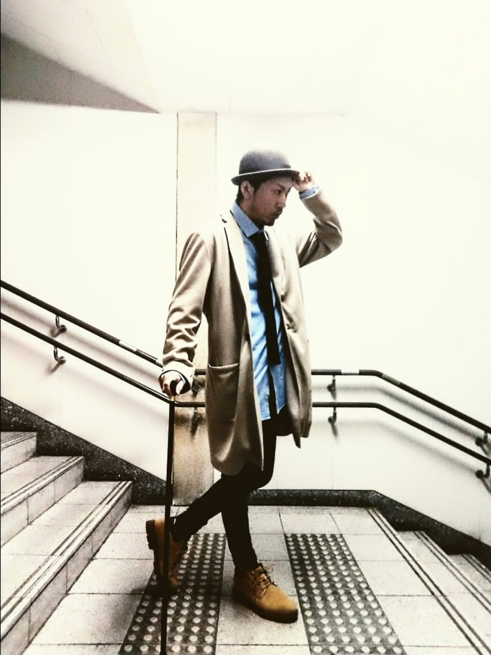 ベージュ系のチェスターコート、ブルー系のシャツ/ブラウス、ブラック系のデニムパンツを着用したメンズの秋コーディネートの1枚目の写真