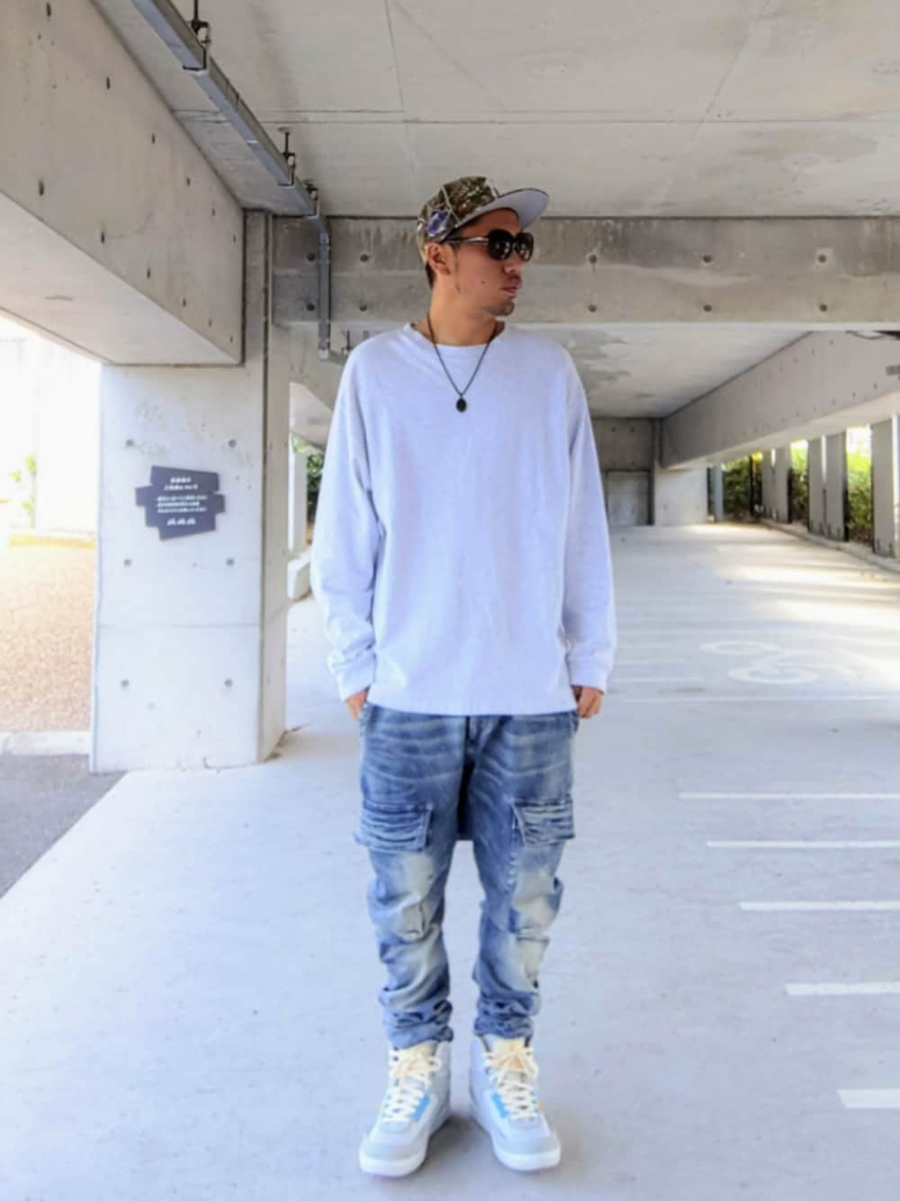 シルバー系のTシャツ/カットソー、ブルー系のデニムパンツ、グレー系のスニーカーを着用したメンズの秋コーディネートの1枚目の写真