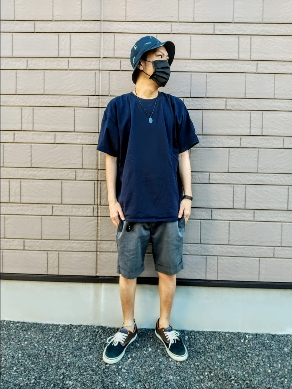 ブルー系のTシャツ/カットソー、ブラック系のスニーカー、グレー系のその他パンツを着用したメンズの夏コーディネートの1枚目の写真