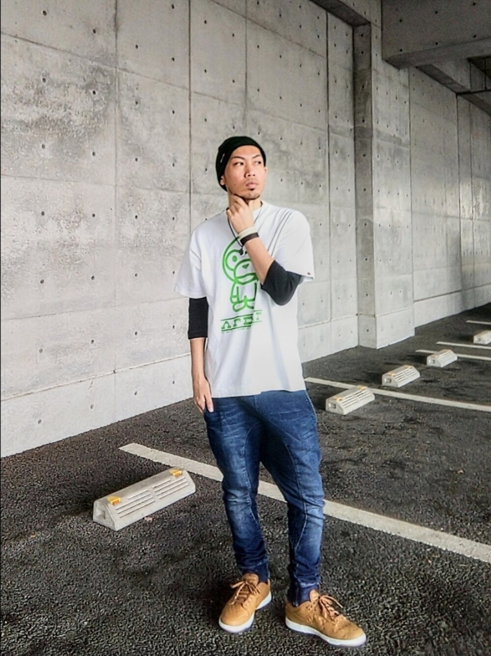 ホワイト系のTシャツ/カットソー、ブルー系のパンツ、ブラウン系のスニーカーを着用したメンズの春コーディネートの1枚目の写真