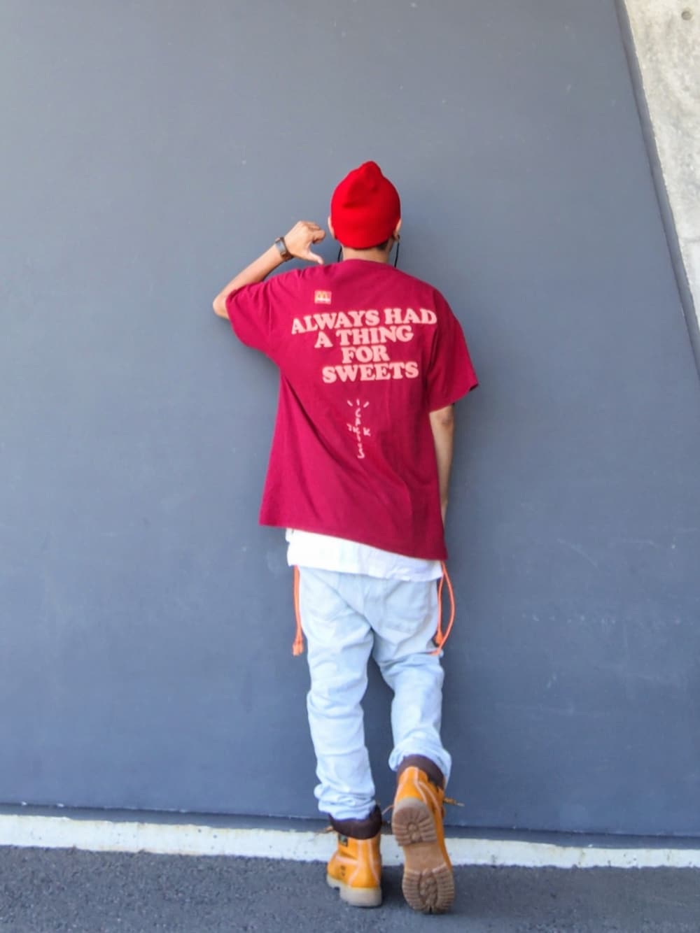 レッド系のTシャツ/カットソー、ホワイト系のタンクトップ、ブルー系のデニムパンツを着用したメンズの夏コーディネートの1枚目の写真