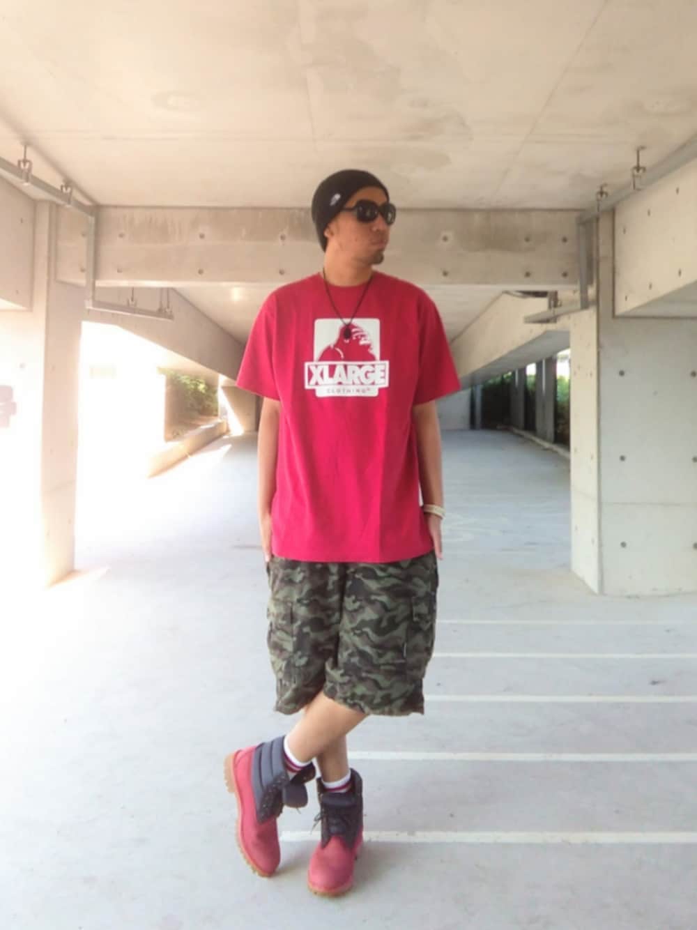 レッド系のTシャツ/カットソー、その他のパンツ、レッド系のブーツを着用したメンズの夏コーディネートの1枚目の写真