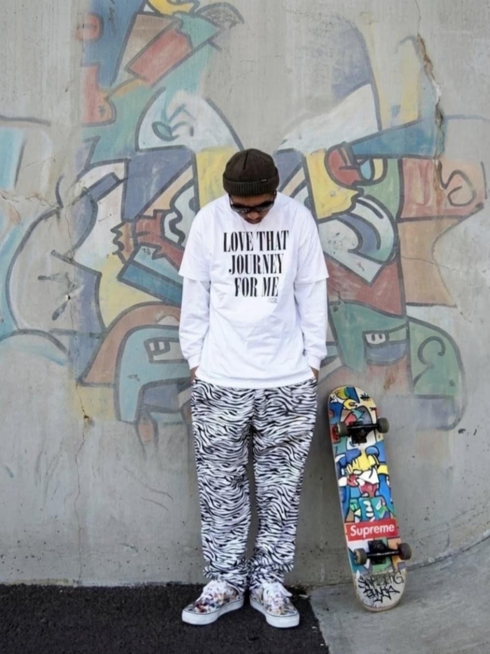 ホワイト系のTシャツ/カットソー、ホワイト系のTシャツ/カットソー、ホワイト系のその他パンツを着用したメンズの秋コーディネートの1枚目の写真