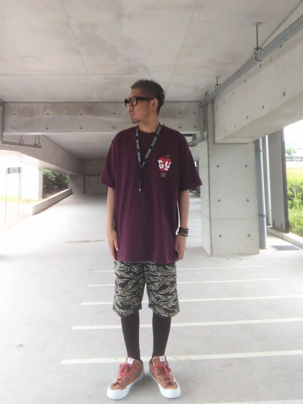 「GU、undercover、element、ハーフパンツ、タイガーカモ、レギンス、メガネ男子、チャイハネ、NIKE、sacai、NEW ERA、料理レシピ紹介」｜「GU×UNDERCOVERのアイテム（Tシャツ/カットソー、ブラウン系）」を使った、hasshi(ハッシー)さん（メンズ・172cm）の夏コーディネートの1枚目の写真