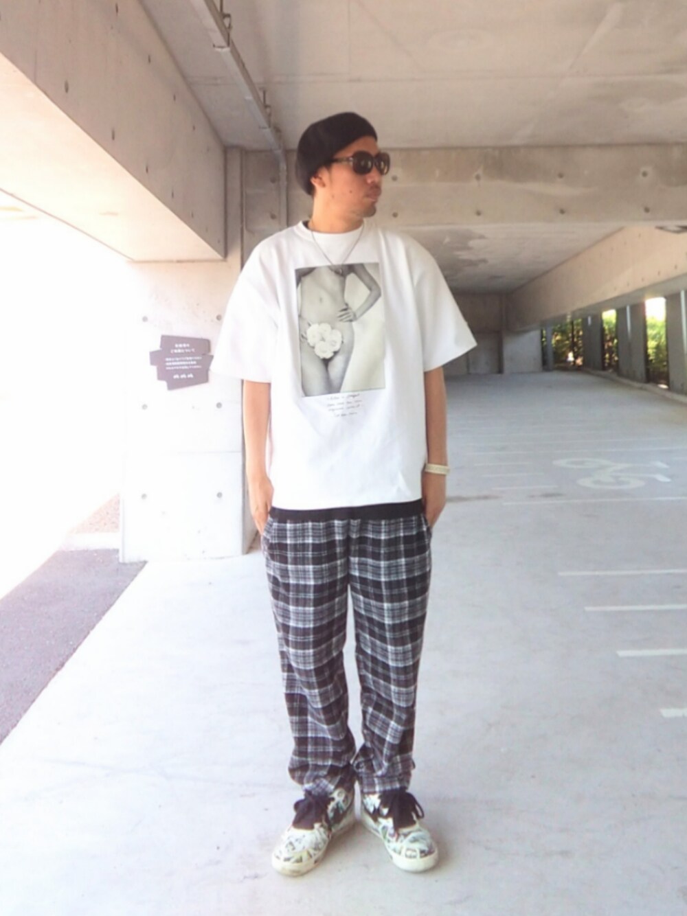 ホワイト系のTシャツ/カットソー、ブラック系のタンクトップ、ブラック系のその他パンツを着用したメンズの夏コーディネートの1枚目の写真