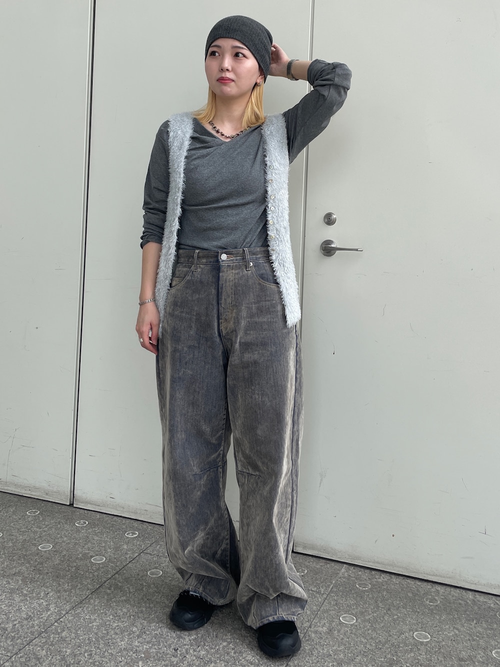 ベージュ系のデニムパンツ、グレー系のTシャツ/カットソー、シルバー系のニット/セーターを着用したレディースの秋コーディネートの1枚目の写真