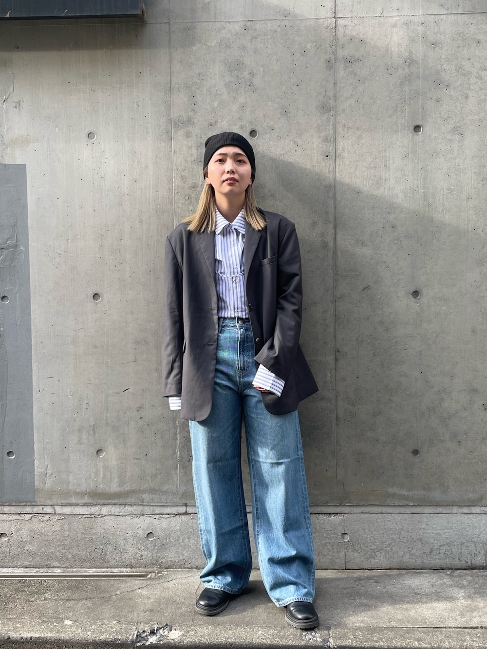 その他のシャツ/ブラウス、グレー系のテーラードジャケット、ブルー系のデニムパンツを着用したレディースの秋コーディネートの1枚目の写真