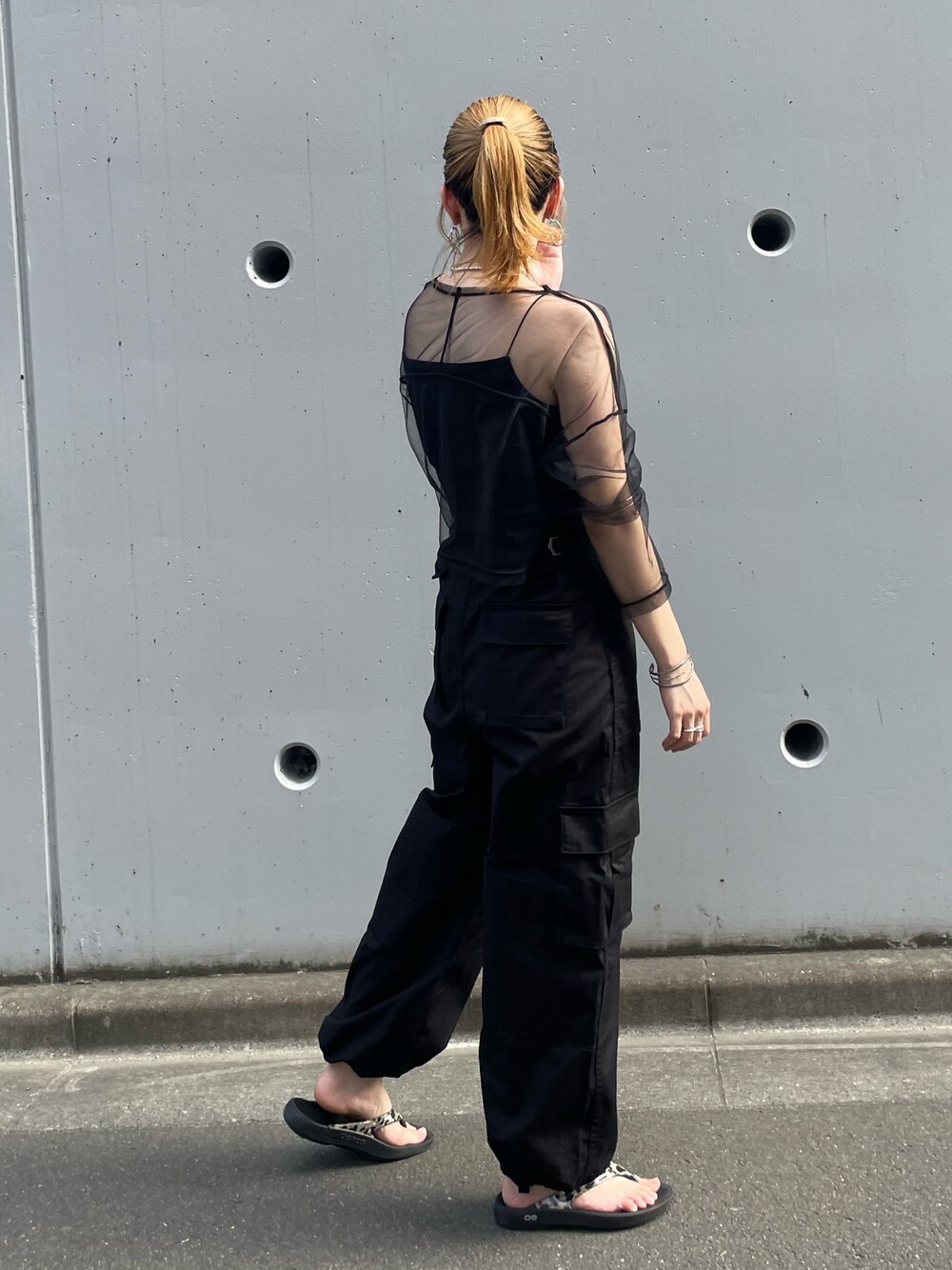 ブラック系のカーゴパンツ、ブラック系のTシャツ/カットソー、ブラック系のキャミソールを着用したレディースの夏コーディネートの1枚目の写真