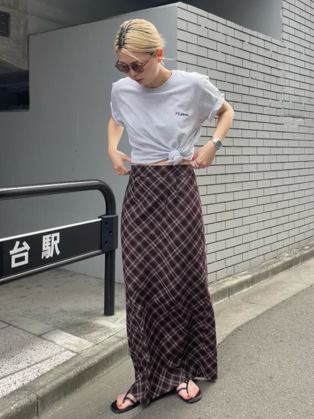 ブラウン系のスカート、グレー系のTシャツ/カットソーを着用したレディースの夏コーディネートの1枚目の写真