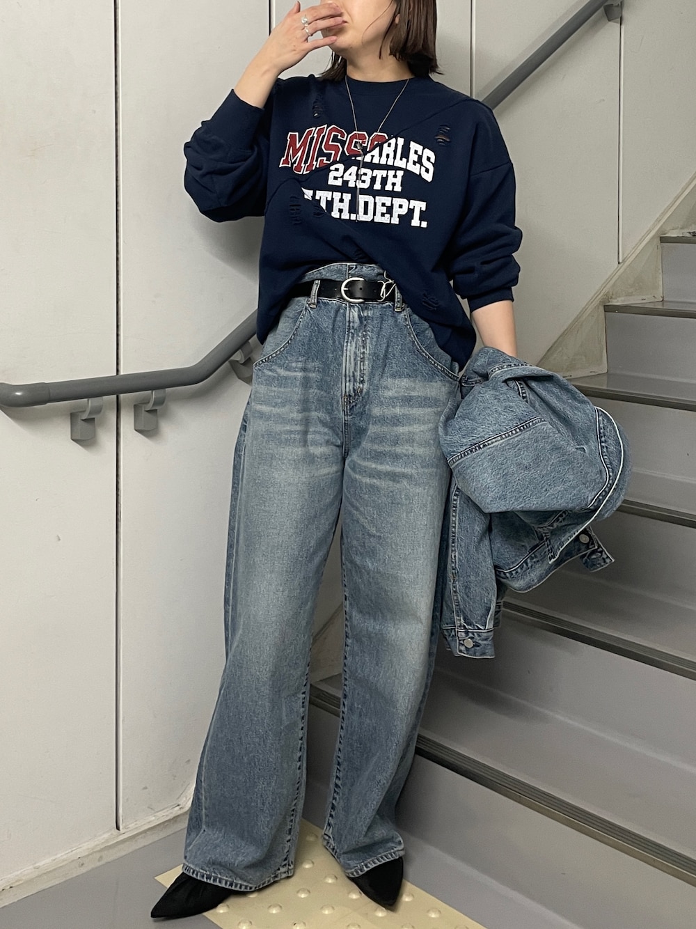 ブルー系のデニムパンツ、ブルー系のデニムジャケット、ブルー系のスウェットを着用したレディースの冬コーディネートの1枚目の写真