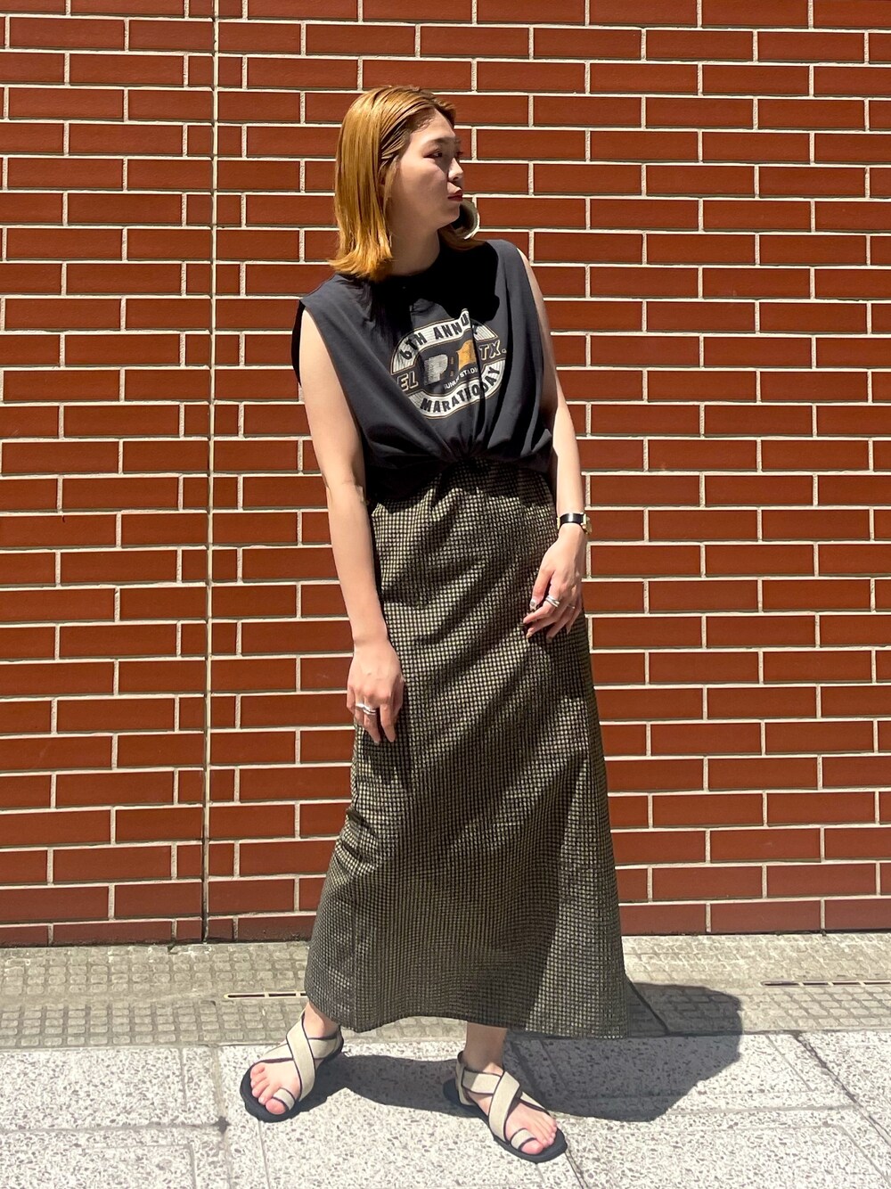 ベージュ系のワンピース、グレー系のタンクトップ、その他のサンダルを着用したレディースの夏コーディネートの1枚目の写真
